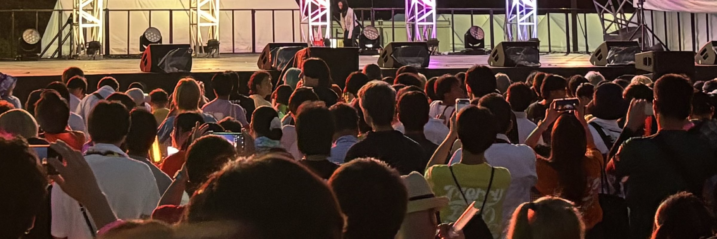 野外ライブ会場のフロア